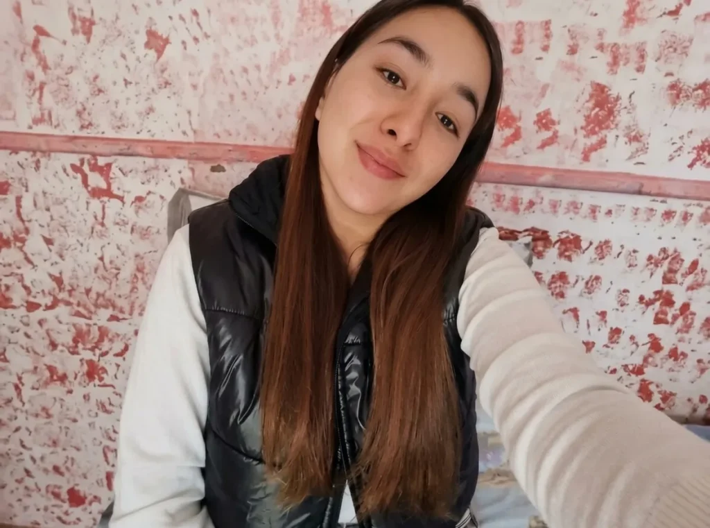 Maira tiene 29 años, perdió la audición y lucha contra el tiempo para volver a escuchar