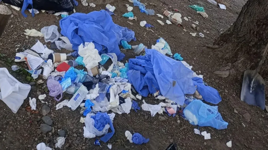 Investigan a una clínica de Godoy Cruz por desechar residuos patogénicos al aire libre en Las Heras