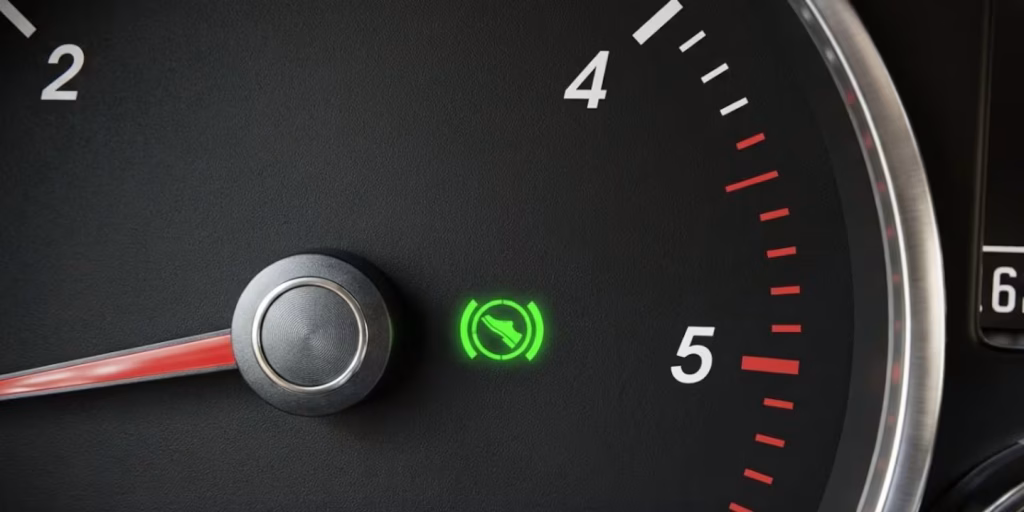 Qué significa la luz con forma de zapato en el tablero del auto y por qué no deberías ignorarla