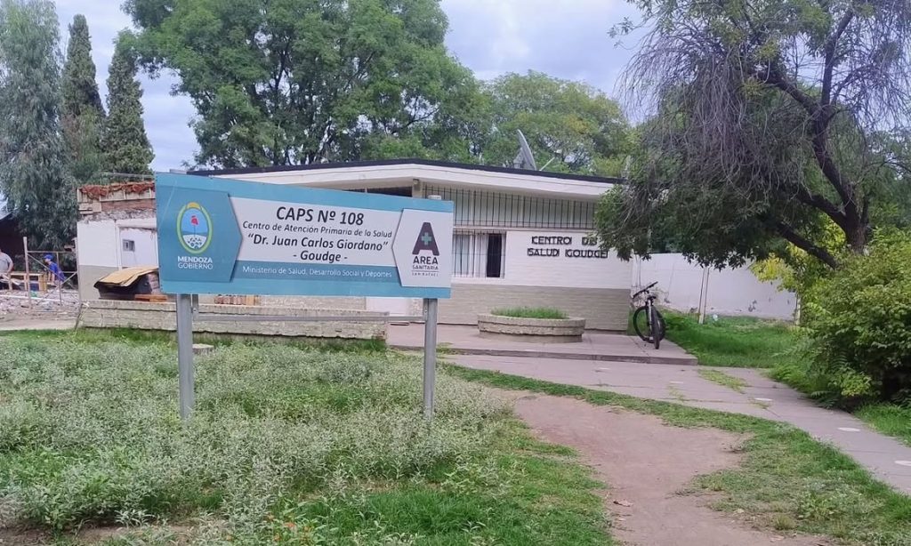 Vecinos de Goudge juntan firmas para evitar el traslado de una enfermera del centro de salud