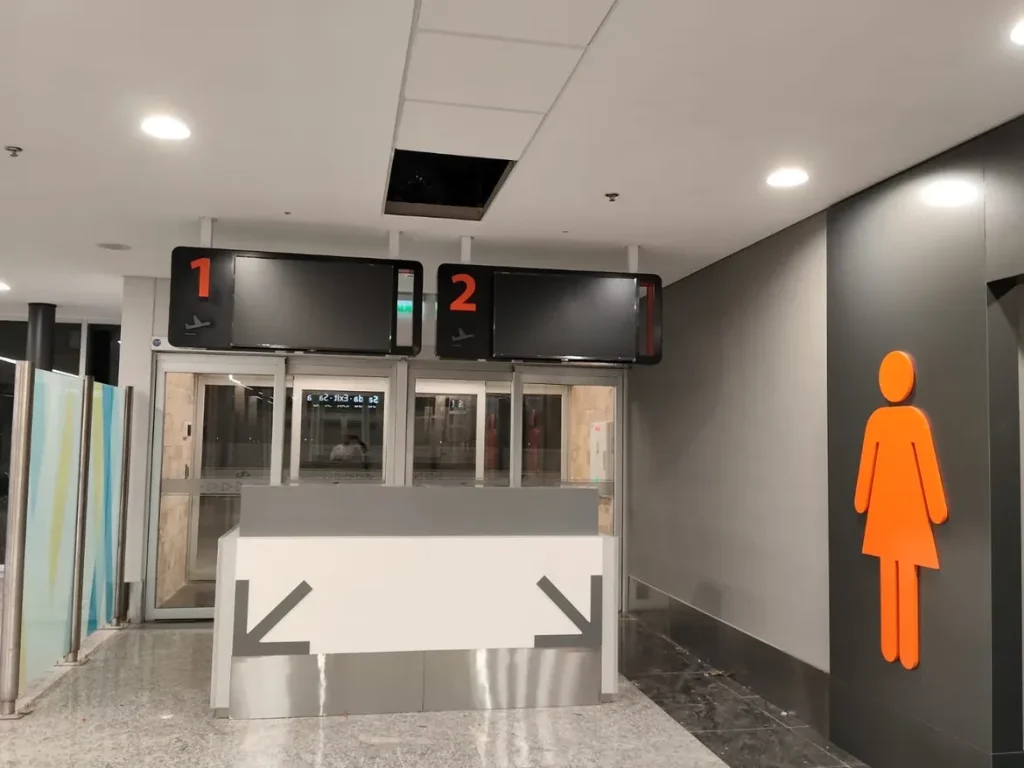 La ampliación del aeropuerto de San Rafael entra en su recta final: ya colocan cartelería y señalética