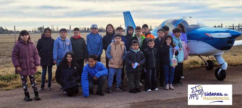 Por no faltar a clases, 23 alumnos de Las Paredes fueron premiados con su primer vuelo en avión