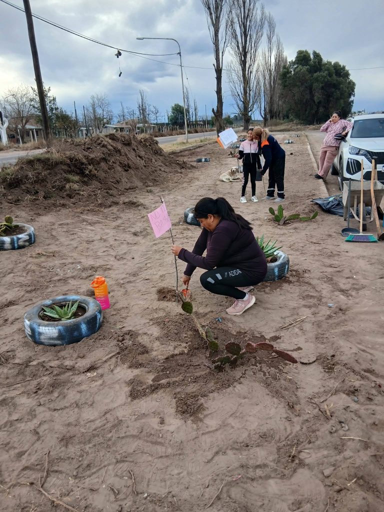 Cansados de que limpiaran y volvieran a ensuciar, vecinos de Bº Los Filtros transformaron un basural en un espacio para cuidar