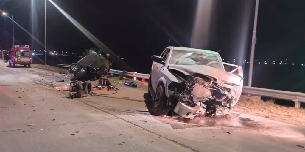 Tragedia en la colectora Güemes: impactante choque frontal entre un Gol y una RAM deja tres muertos