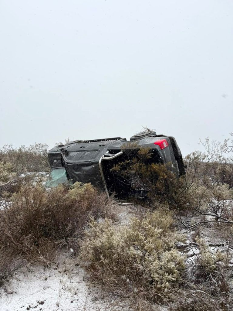 Una camioneta volcó en la ruta 144 y dos personas resultaron heridas