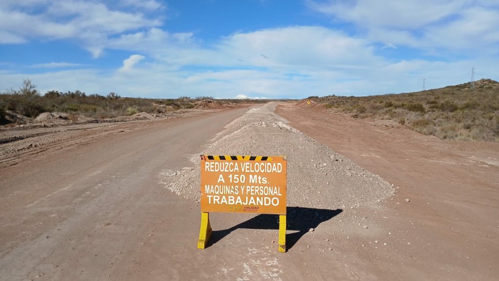 Mantenimiento vial en el sur mendocino: avanzan las obras en rutas ganaderas y se prepara un puente clave para el Cañón del Atuel