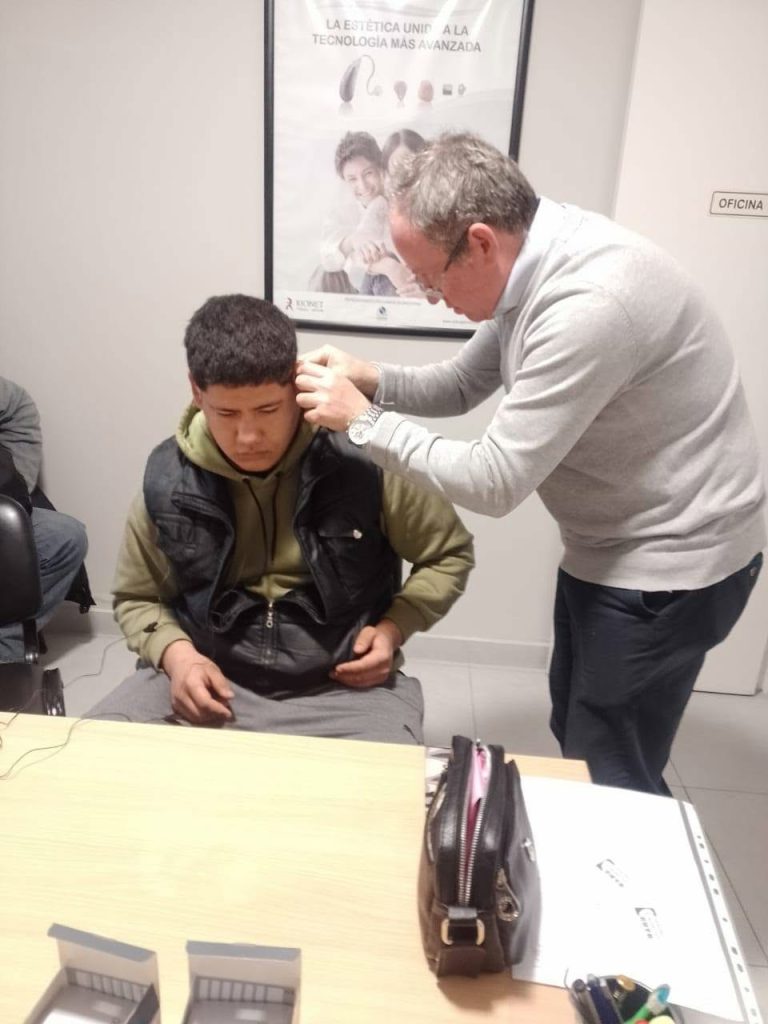 Una gestión solidaria permitió que un adolescente de 17 años recibiera nuevos audífonos