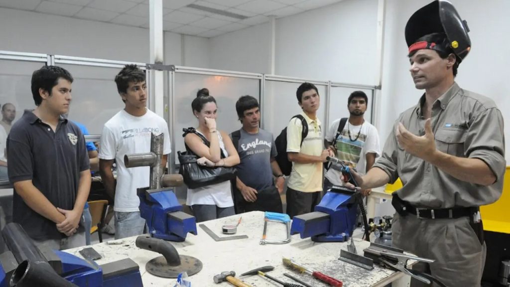 Buscan crear un programa para que estudiantes secundarios realicen entrenamientos laborales en empresas