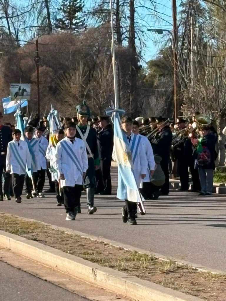 La Escuela 1-505 volvió a realizar su desfile por San Martín en el barrio Isla Río Diamante