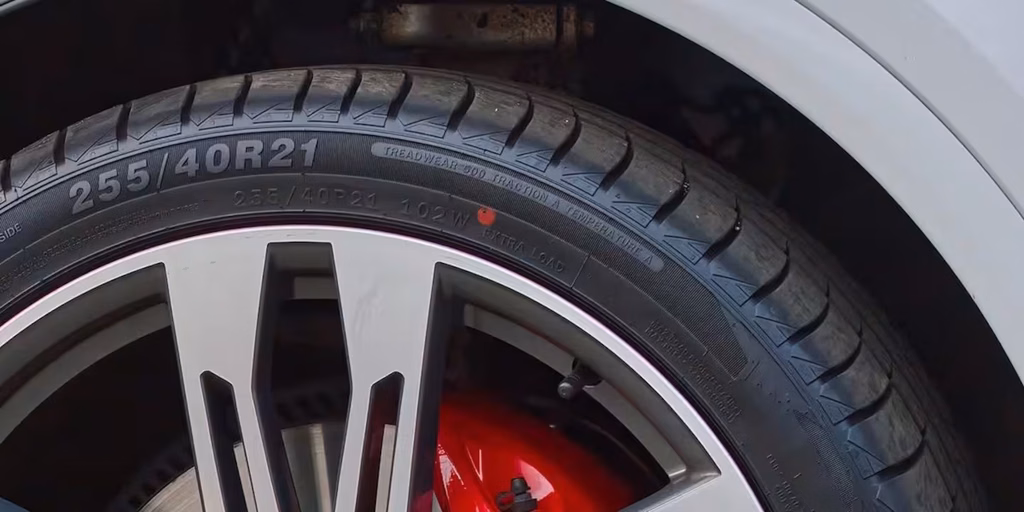 Los mecánicos expertos coinciden: para qué sirve el punto rojo en los neumáticos del auto