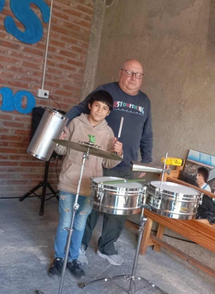 El sueño de Benjamín comenzó a hacerse realidad: recibió los timbales que tanto anhelaba y ya lo esperan para grabar su música