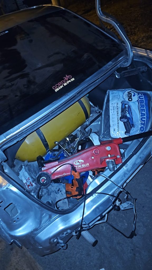 Persecución y fuga en San Rafael: abandonó un auto cargado de herramientas y otros elementos