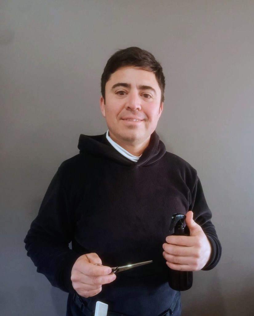 Cristian, el peluquero solidario de Pueblo Diamante que corta gratis a los niños y necesita una silla para seguir ayudando