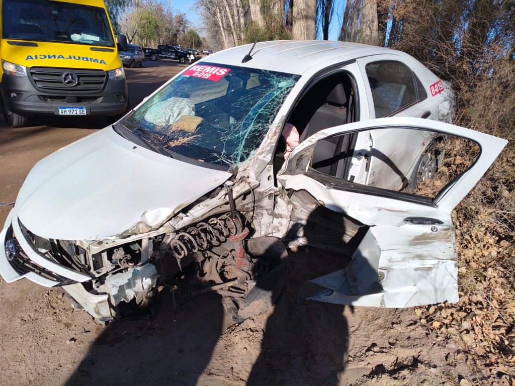Un remisero resultó lesionado tras un choque con un camión en calle Las Vírgenes