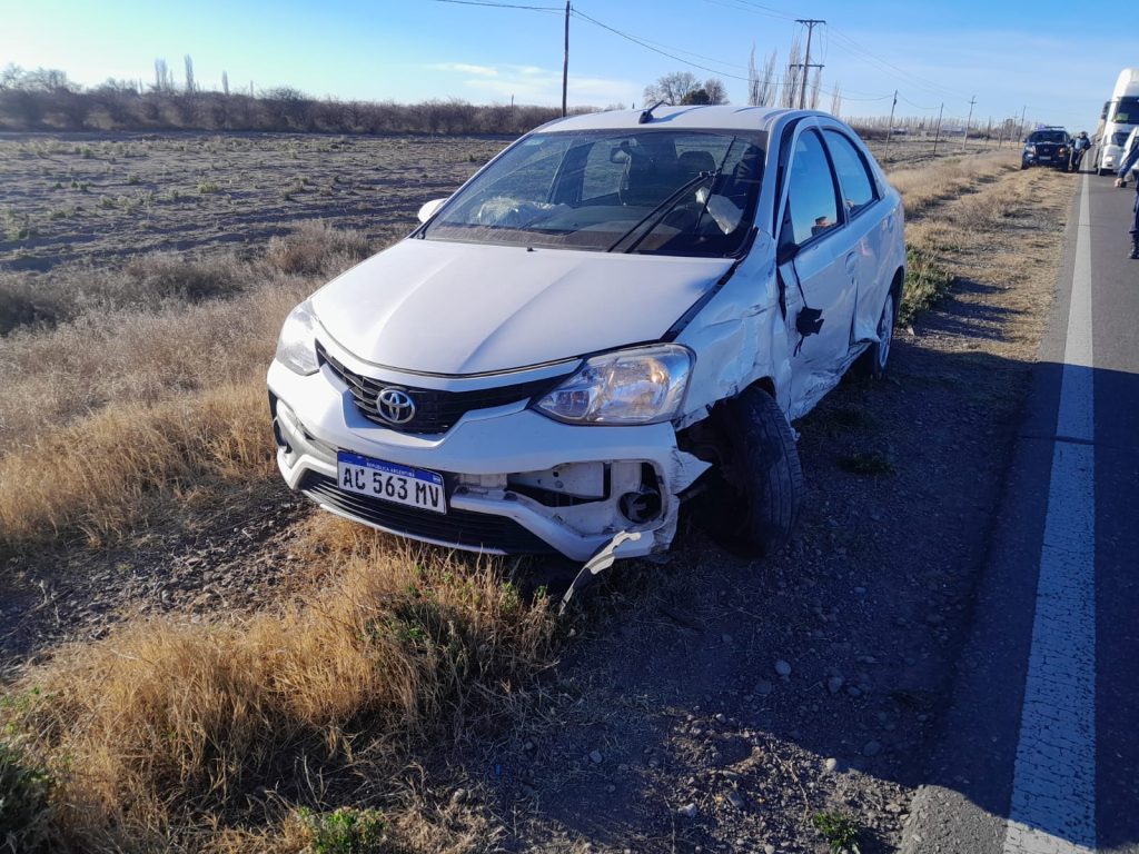 Dos conductores resultaron heridos tras un choque frontal en la Ruta 143