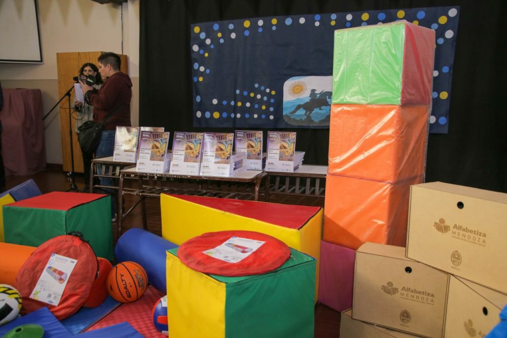 Más de 5.000 libros y kits educativos llegaron a escuelas del Sur