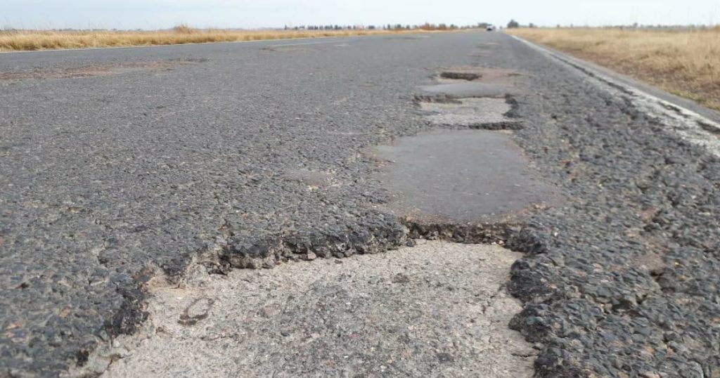 Tasa a los combustibles y rutas en abandono: denuncia penal contra Caputo por la malversación de $1,5 billones