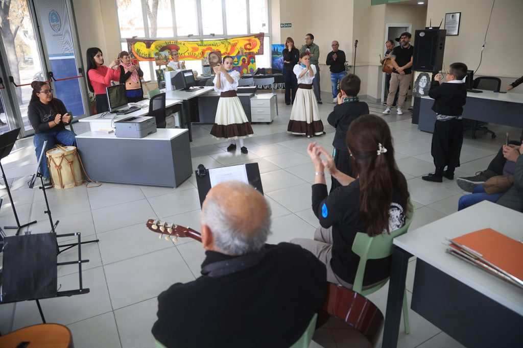 San Rafael celebró el Día Nacional del Folclore con música y expresiones artísticas en el Centro Cívico