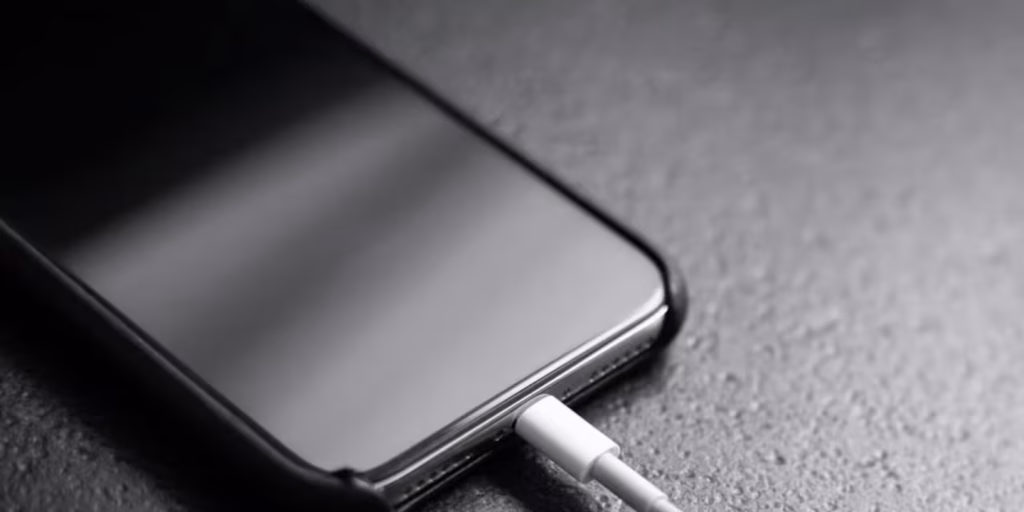 Qué puede pasar si dejás la funda del celular puesta mientras está enchufado