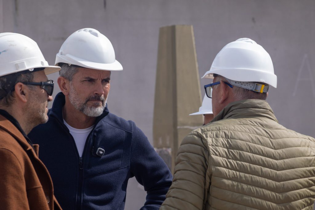 Ciudad Mendoza: Ulpiano Suarez recorrió la obra de las viviendas que se construyen en la ex fábrica Aliar