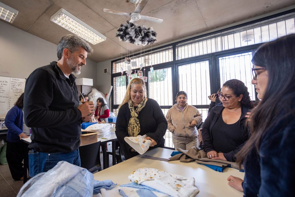 El intendente de Ciudad, Ulpiano Suárez, compartió un desayuno de trabajo en el taller textil “La Máquina de Volar”