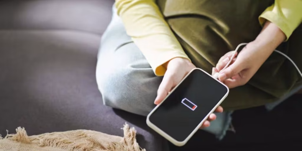 El motivo por el que jamás hay que dejar que el celular se quede sin batería: puede salirte muy caro