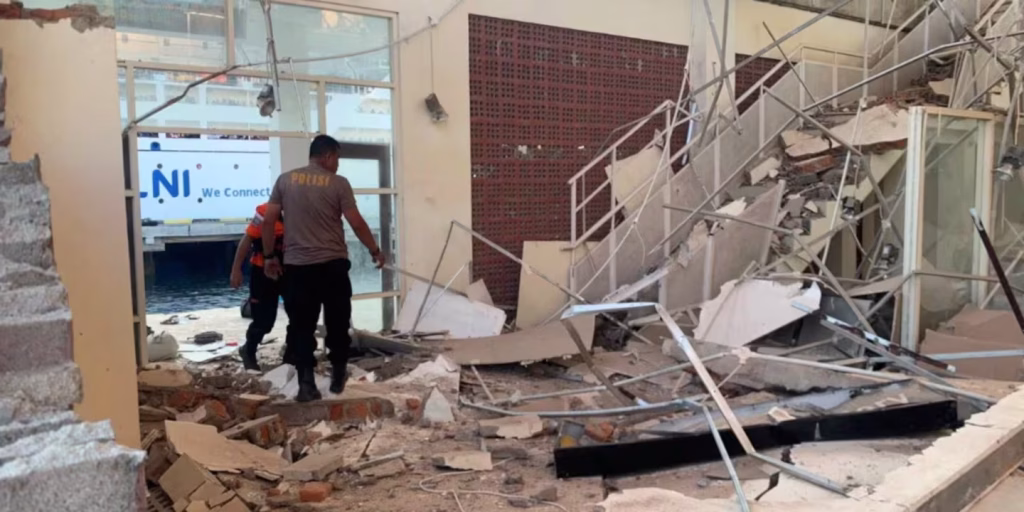 Fuerte terremoto de magnitud 7,7 sacudió la costa de Indonesia y dejó decenas de muertos