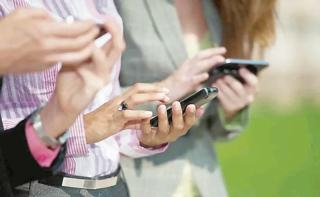 Los jóvenes de 18 a 25 años guardan cada vez más datos personales en el celular