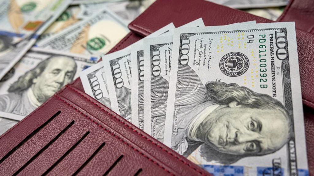 Los argentinos aceleraron la demanda de dólares y compraron más de US$3300 millones en los bancos en julio