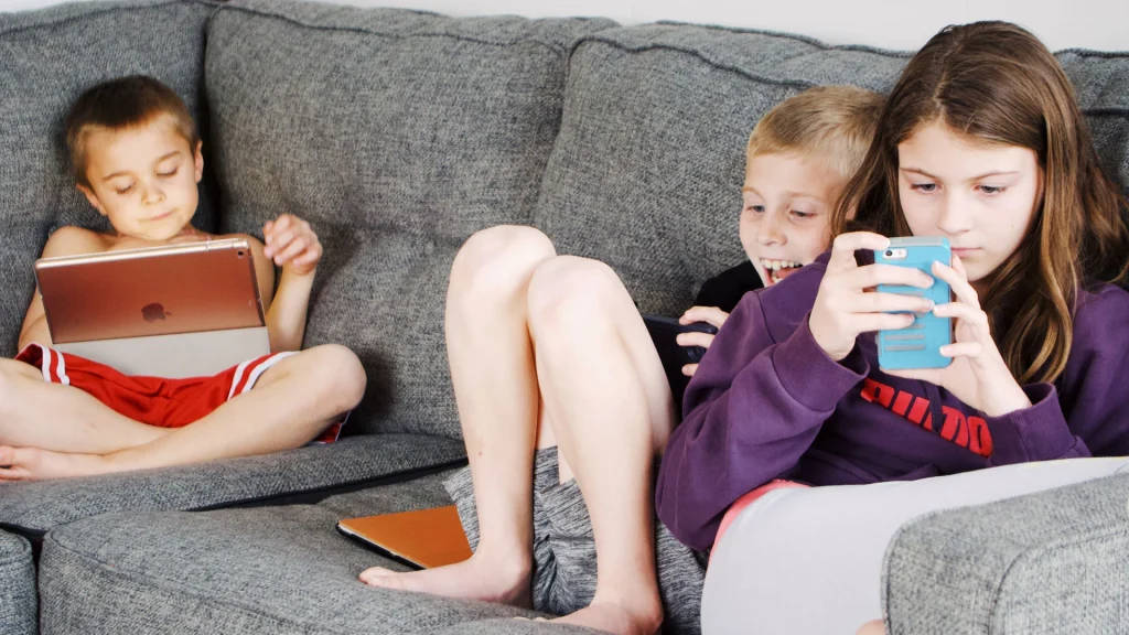 Pantallas en la infancia: fallas de atención, baja tolerancia a la frustración y "chupetes electrónicos"