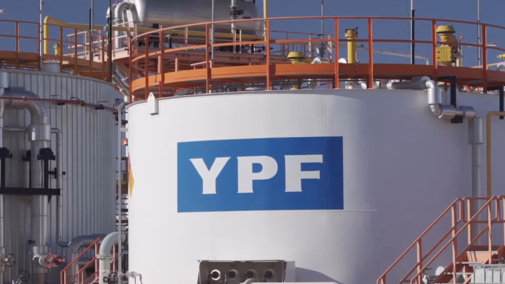 YPF pidió sumarse al RIGI con un proyecto de US$50.000 millones para exportar gas licuado de Vaca Muerta
