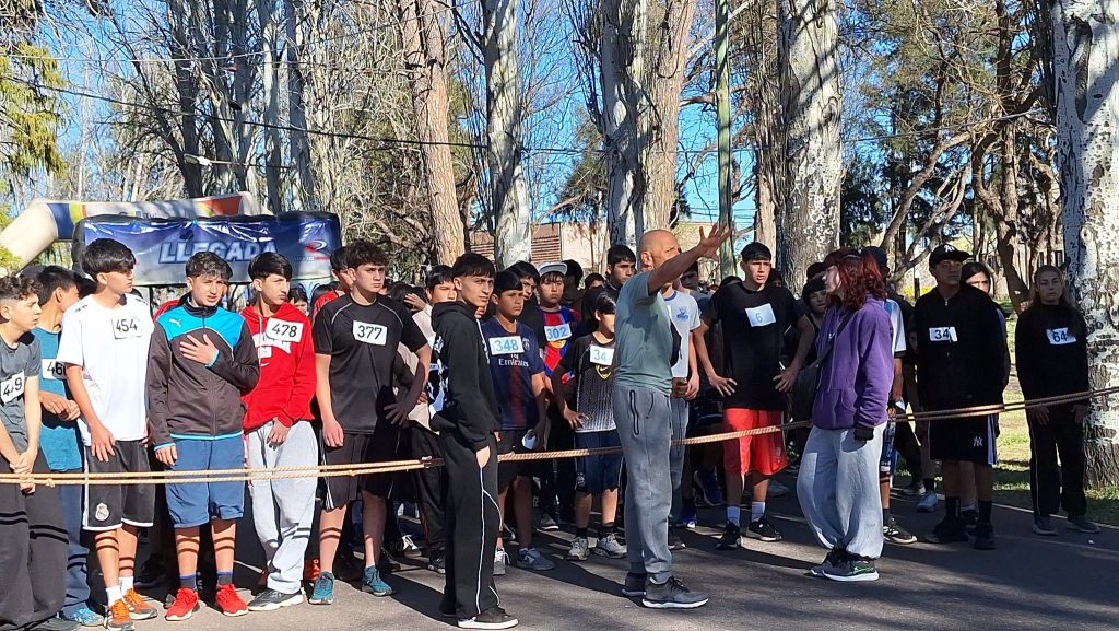 Unos 700 estudiantes participaron de la maratón solidaria “Corré para Ayudar”