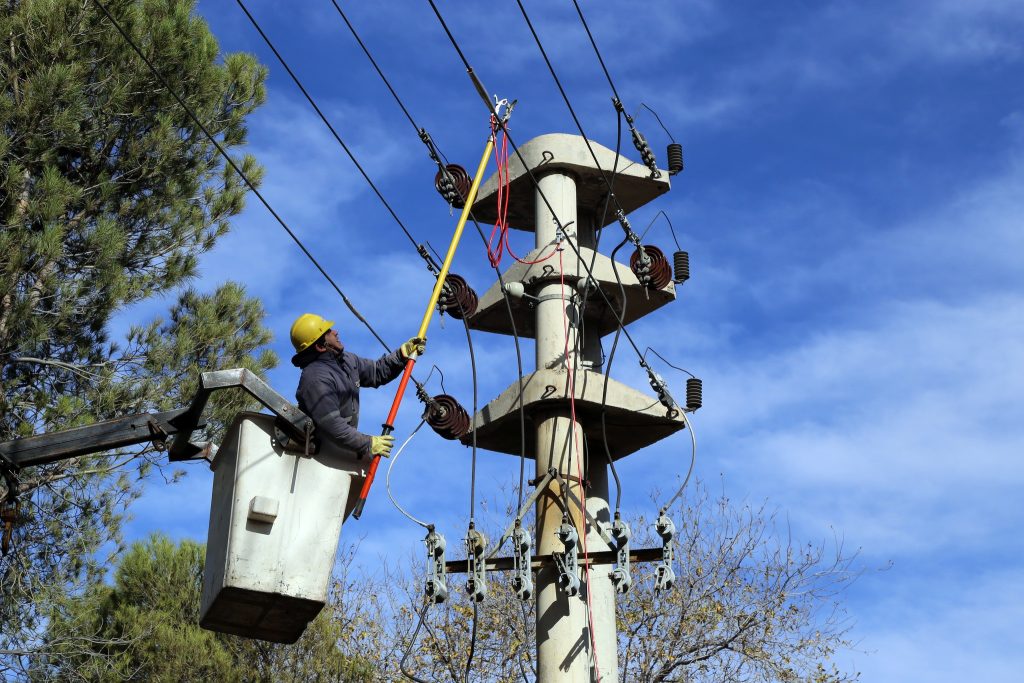 El EPRE sancionó a una empresa prestadora eléctrica y casi 137.000 usuarios recibirán bonificaciones
