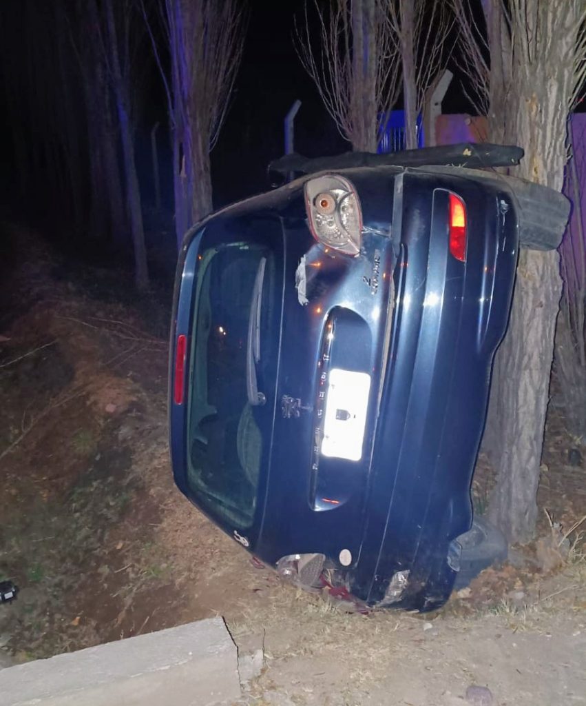 Un joven alcoholizado volcó con su automóvil en la Ruta 143