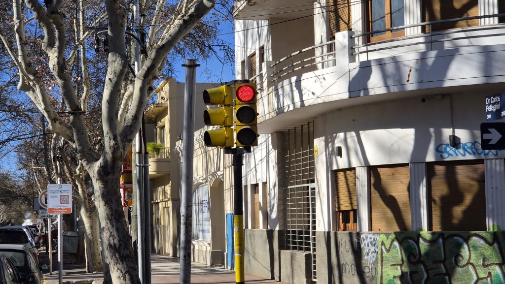 Un semáforo quedó trabado en rojo y genera complicaciones en pleno centro de San Rafael