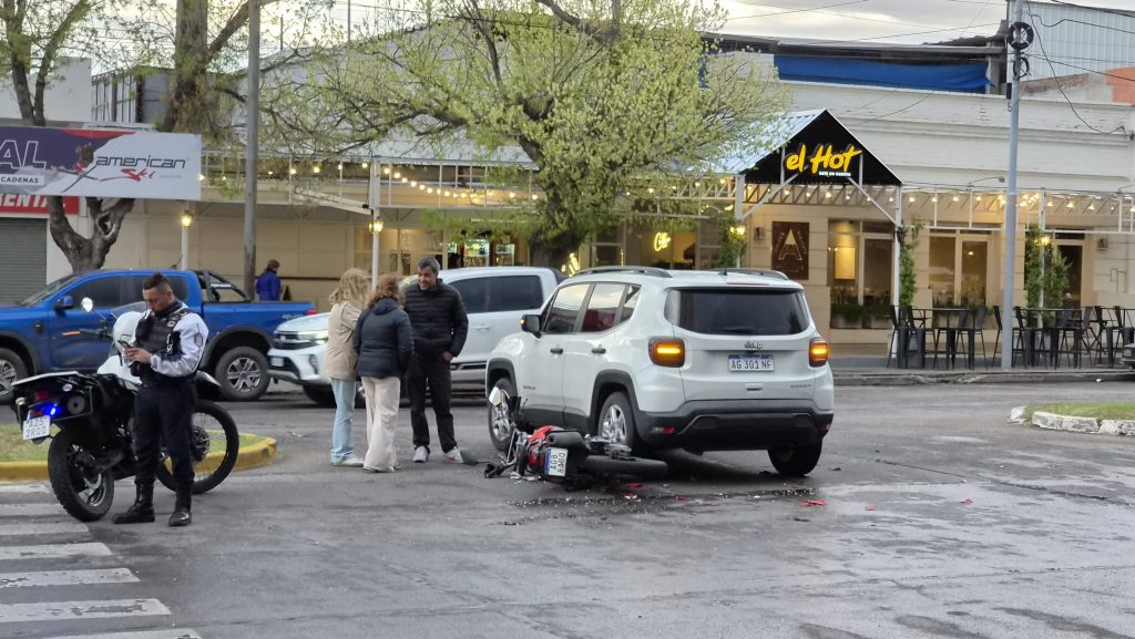 Hace instantes: un Jeep y una moto chocaron en Hipólito Yrigoyen y Pueyrredón