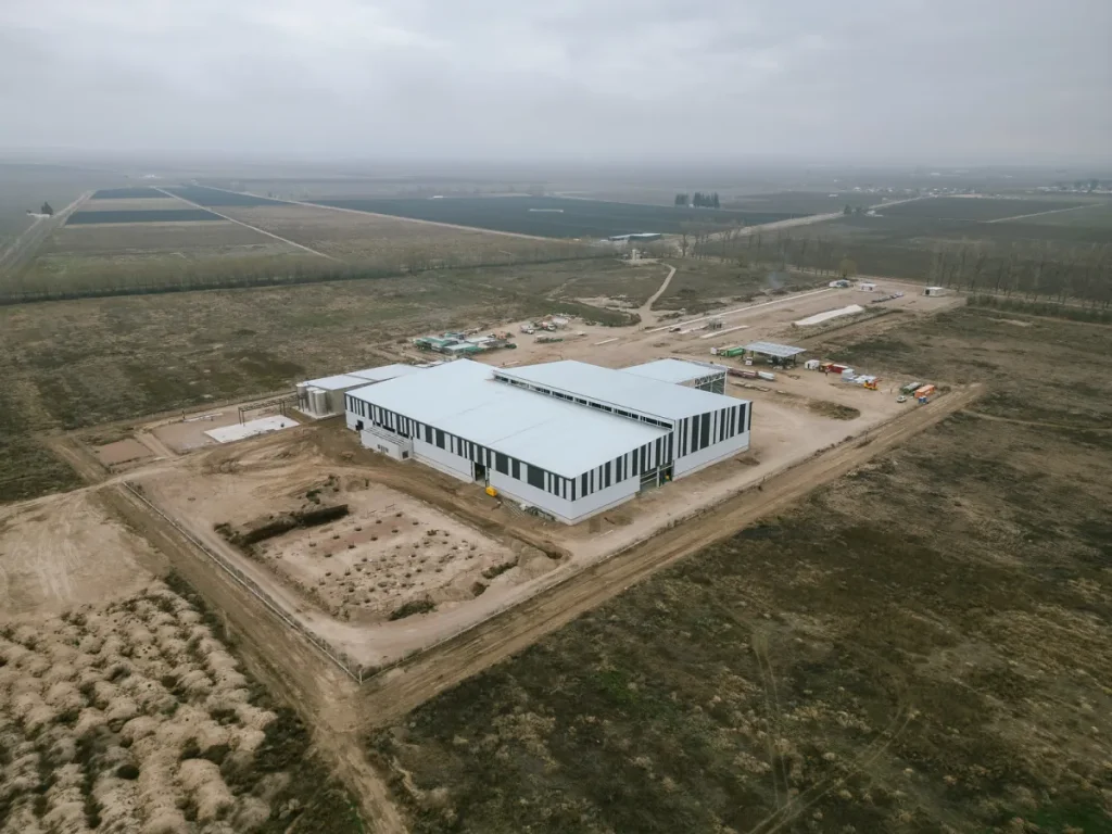 Un poderoso grupo construirá una bodega en Valle de Uco y Luis Caputo lo celebró