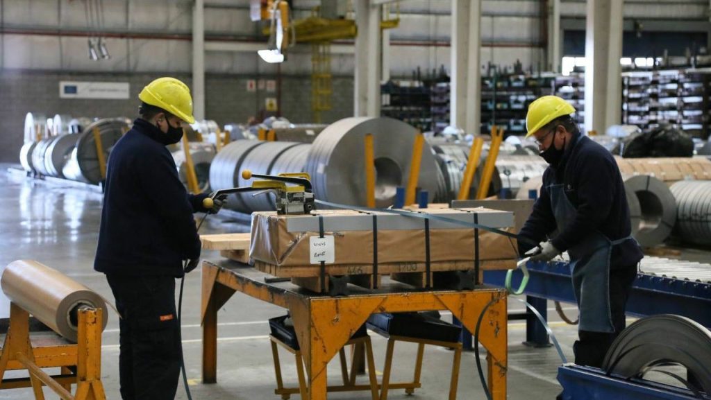 El empleo privado registrado acumula un año en caída y crece el informal o en modo monotributo
