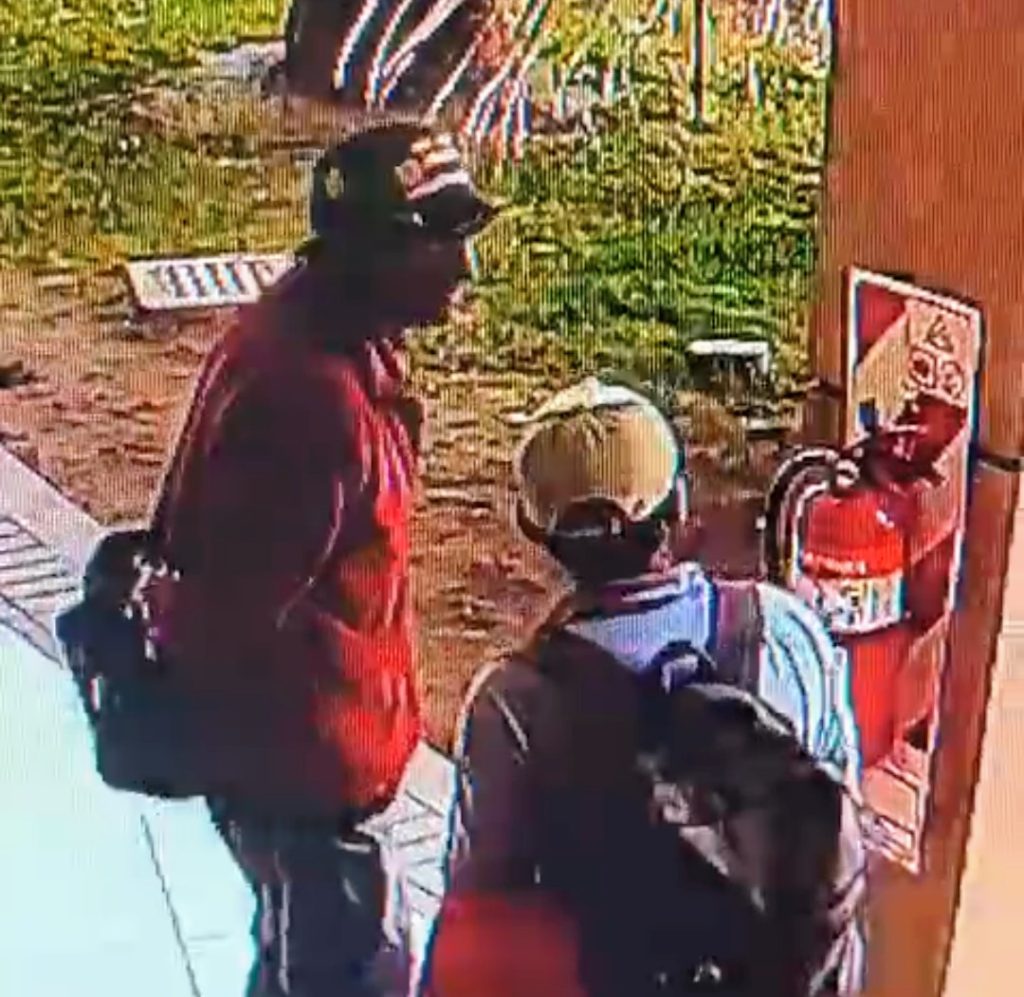 Aprehendieron a dos hombres por el robo de un matafuegos en West Mall. Mirá el video