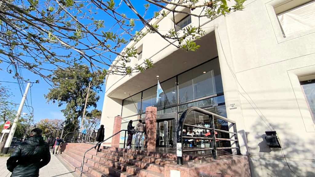 Hurtó dos champús, pasó frente a la comisaría y lo detuvieron: terminó condenado