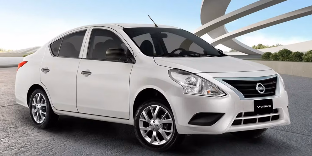 El sedán más barato de Nissan que bajó de precio en septiembre 2026: tiene motor 1.6 y seis airbags