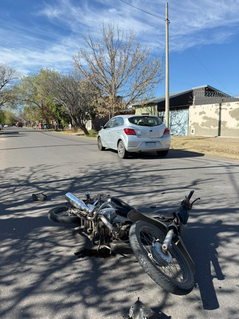 Una motociclista resultó herida tras un choque en Carlos W. Lencinas y Perú