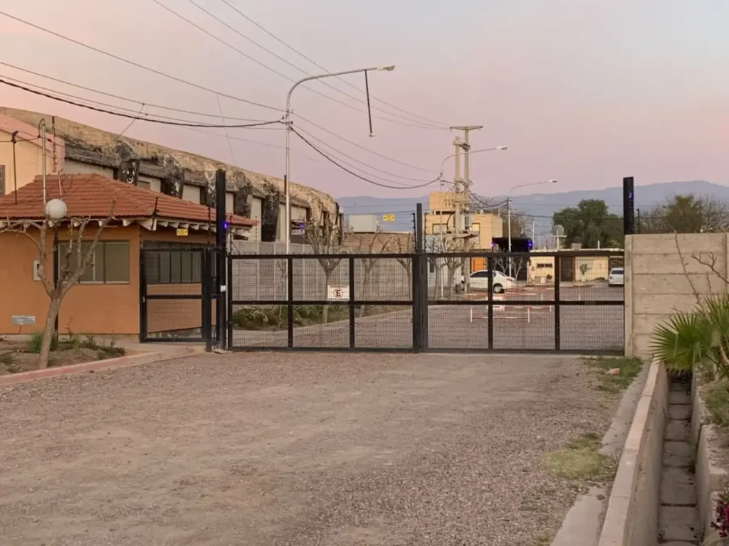 Tragedia en Mendoza: una mujer y su nieto murieron al caer a un pozo séptico en el patio de su casa