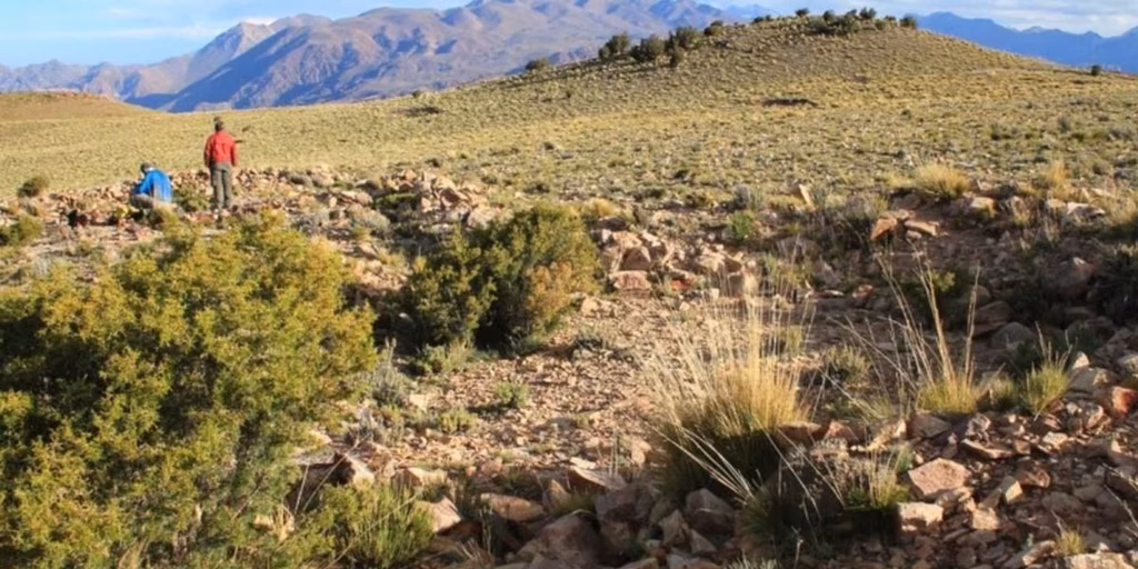 Un mensaje milenario en las alturas: científicos hallan un inédito geoglifo en la montaña mendocina