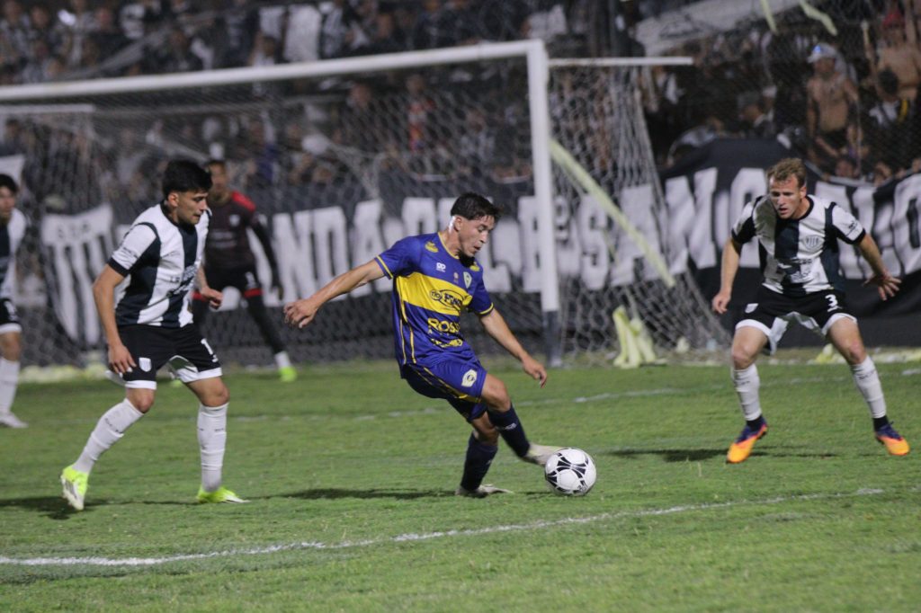 Huracán fue goleado por Pacífico y quedó eliminado del Torneo Regional
