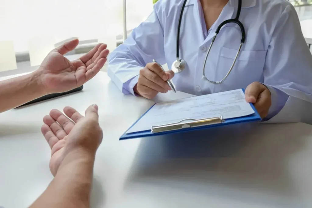 Presentó el certificado de un médico que llevaba 4 años muerto y lo sumariaron