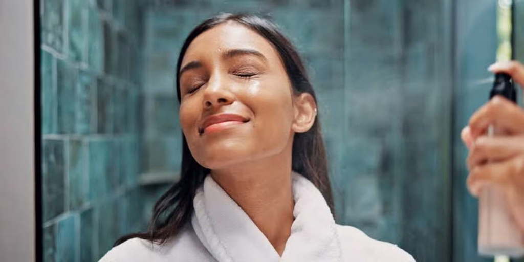 Qué son las brumas faciales, cuándo hidratan de verdad y cuándo no son mucho más que agua perfumada
