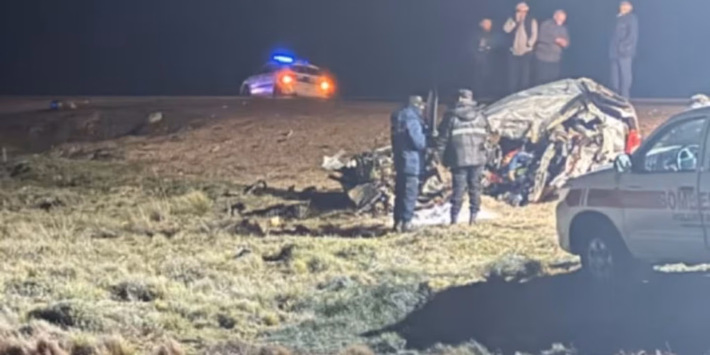Murieron un hombre y su hijito en un brutal choque entre un auto y dos camiones en Chubut