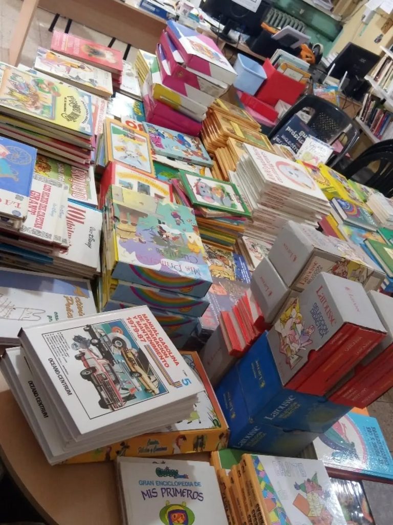 Libros desde $2.000: la biblioteca Iselín abrió su tradicional “venta del mesón”