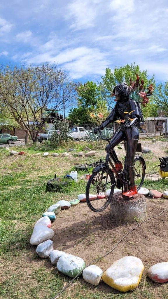 Paula volvió a florecer: restauraron la escultura que se convirtió en un símbolo del barrio El Sosneado